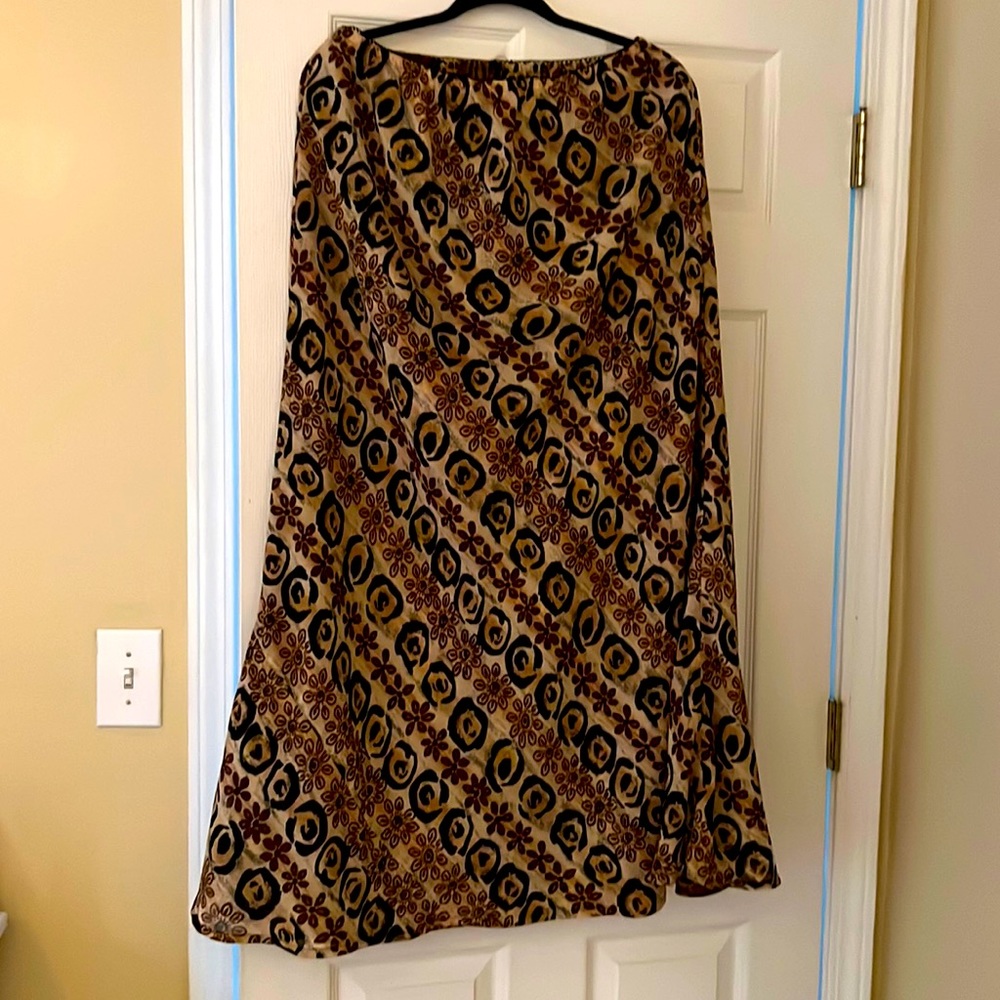 Reversible Long silky skirt.